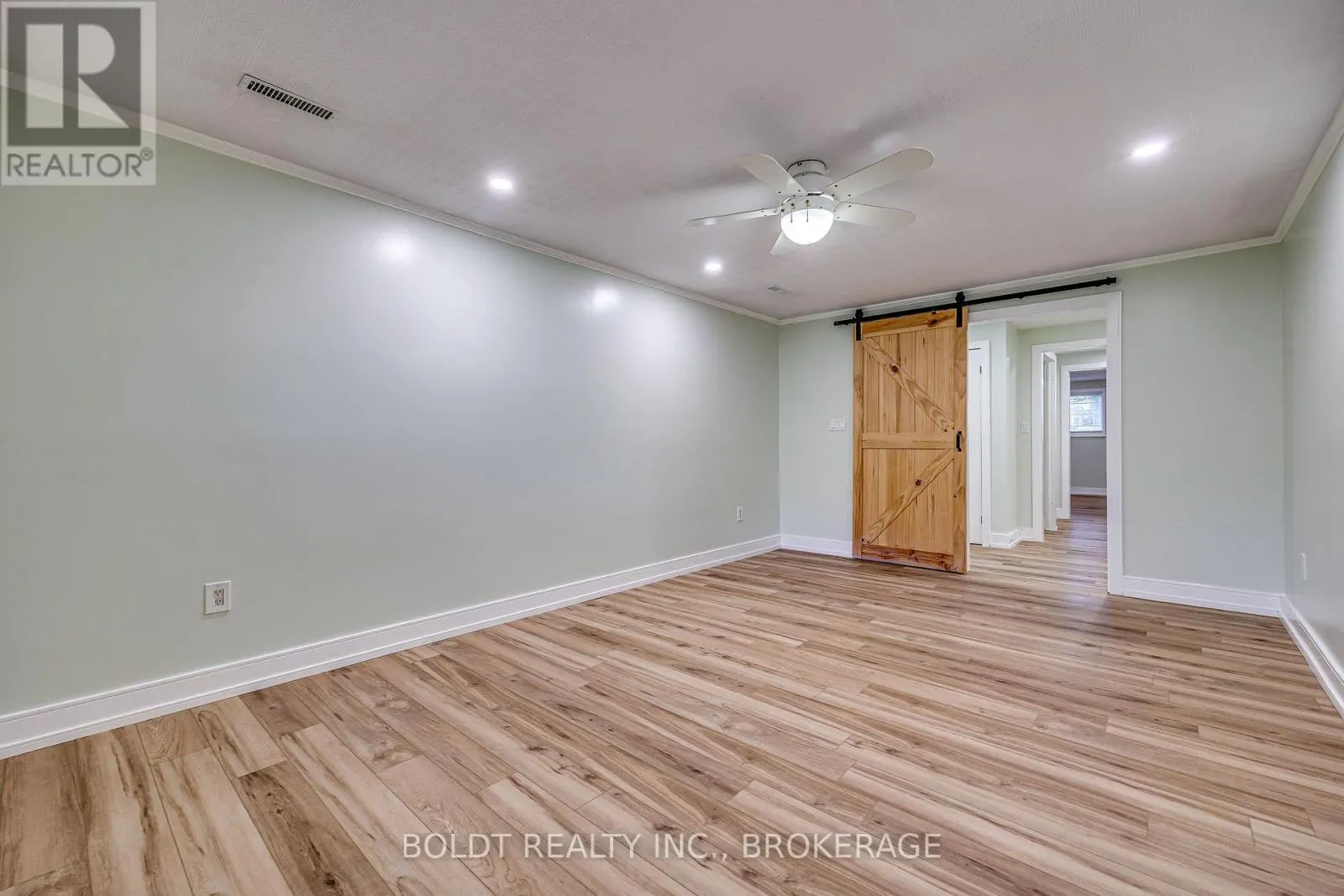 12 BAYSHORE CRESCENT