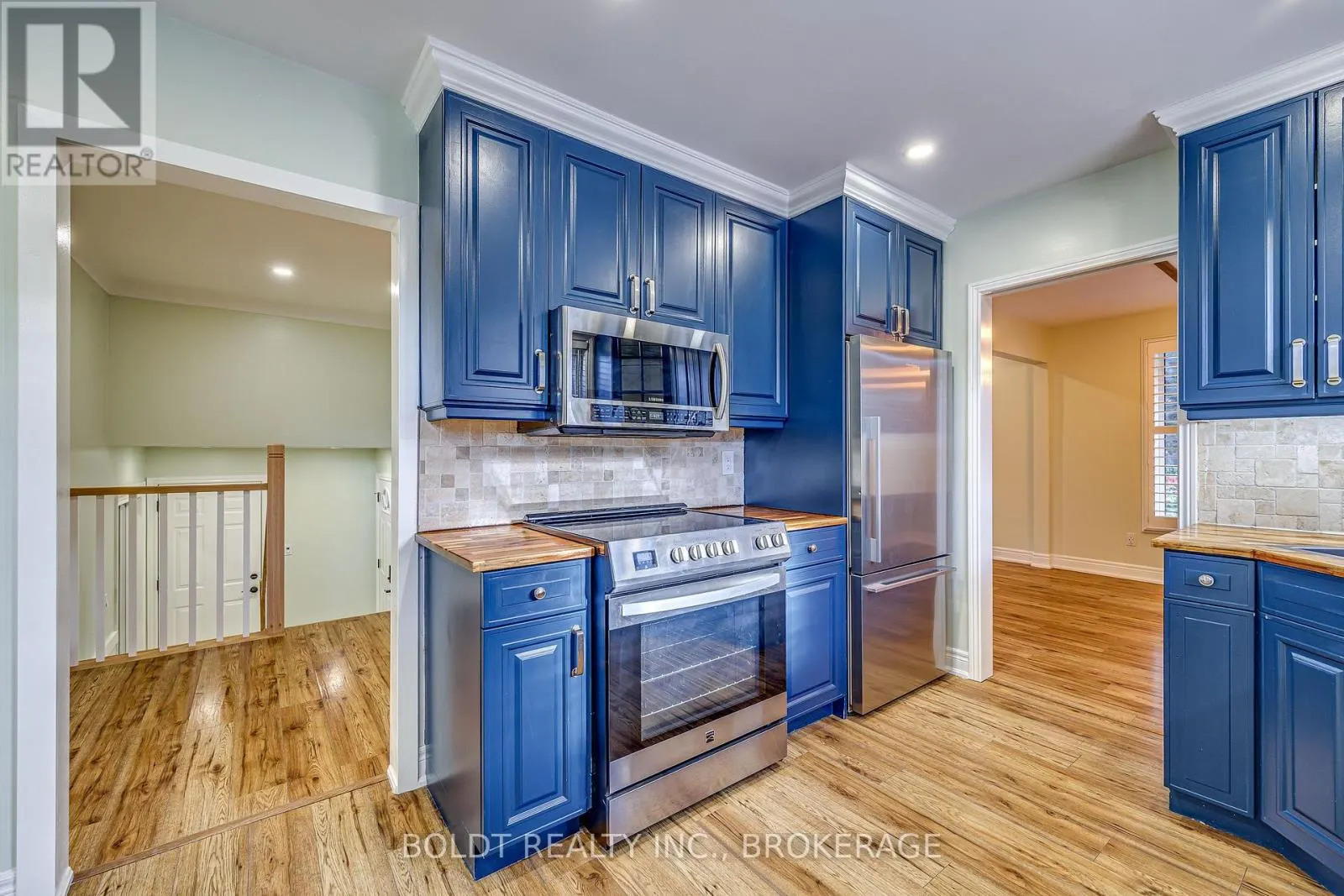 12 BAYSHORE CRESCENT