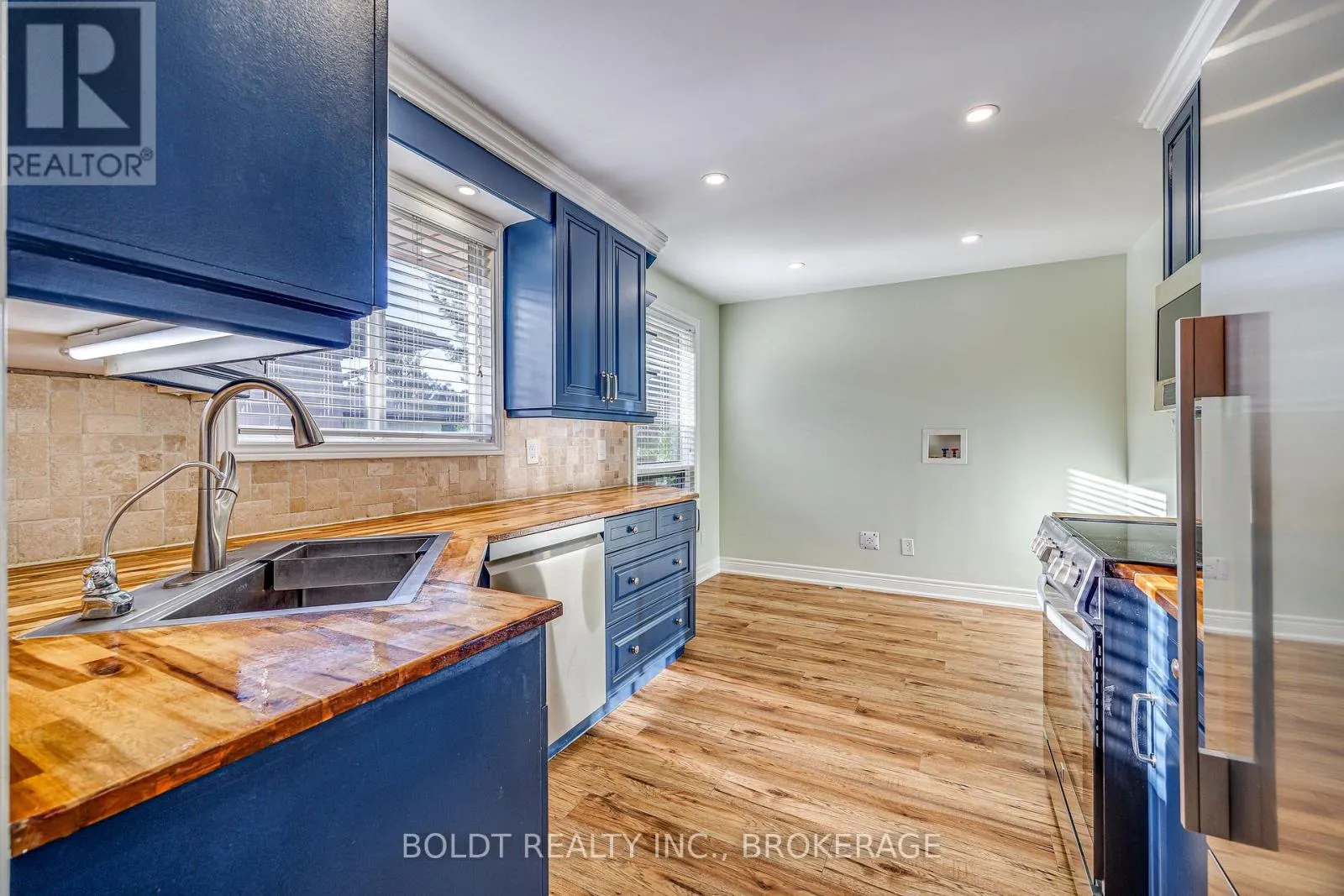 12 BAYSHORE CRESCENT