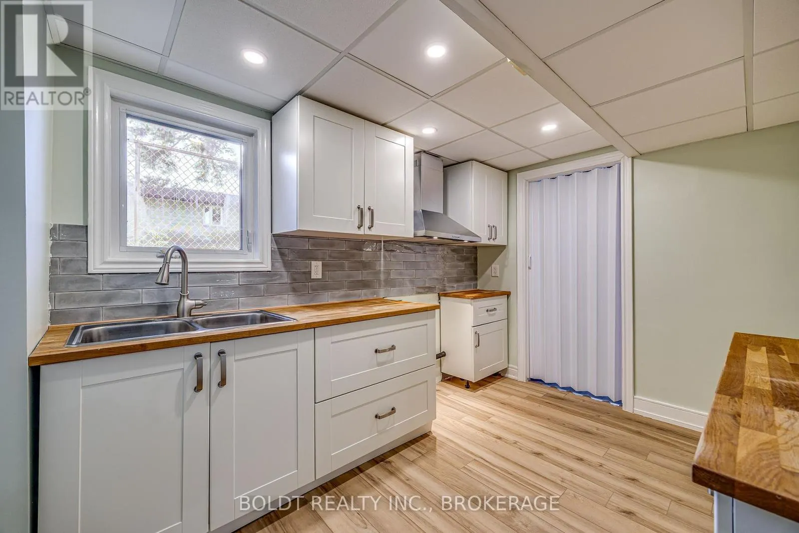 12 BAYSHORE CRESCENT