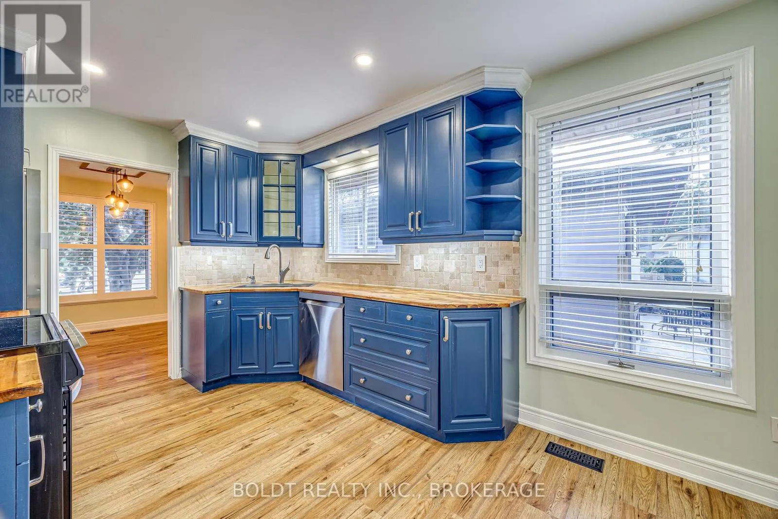 12 BAYSHORE CRESCENT