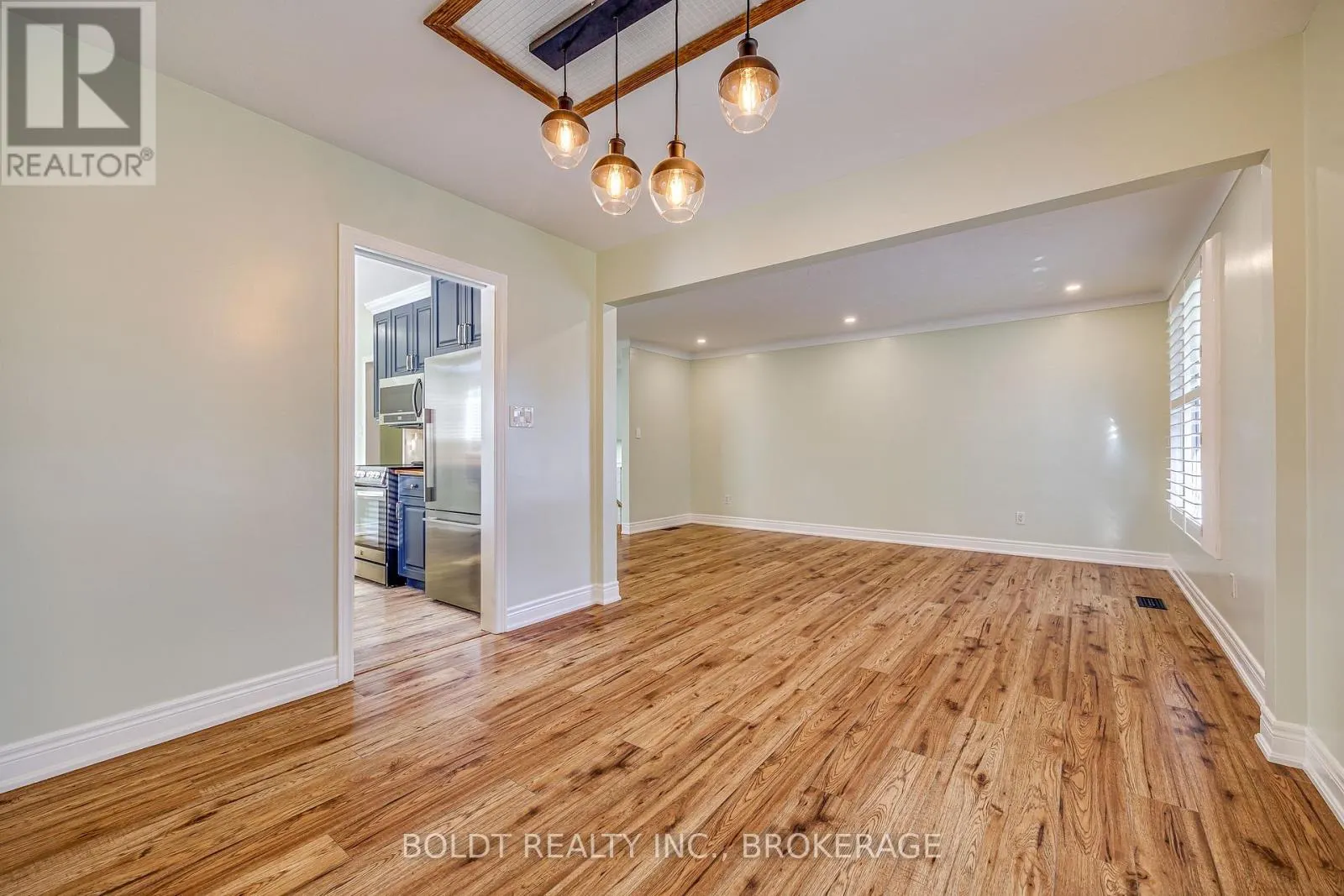 12 BAYSHORE CRESCENT