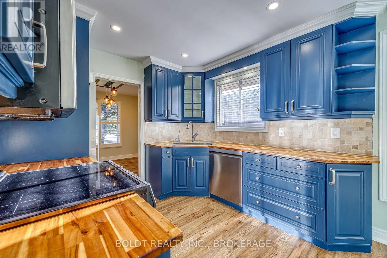 12 BAYSHORE CRESCENT