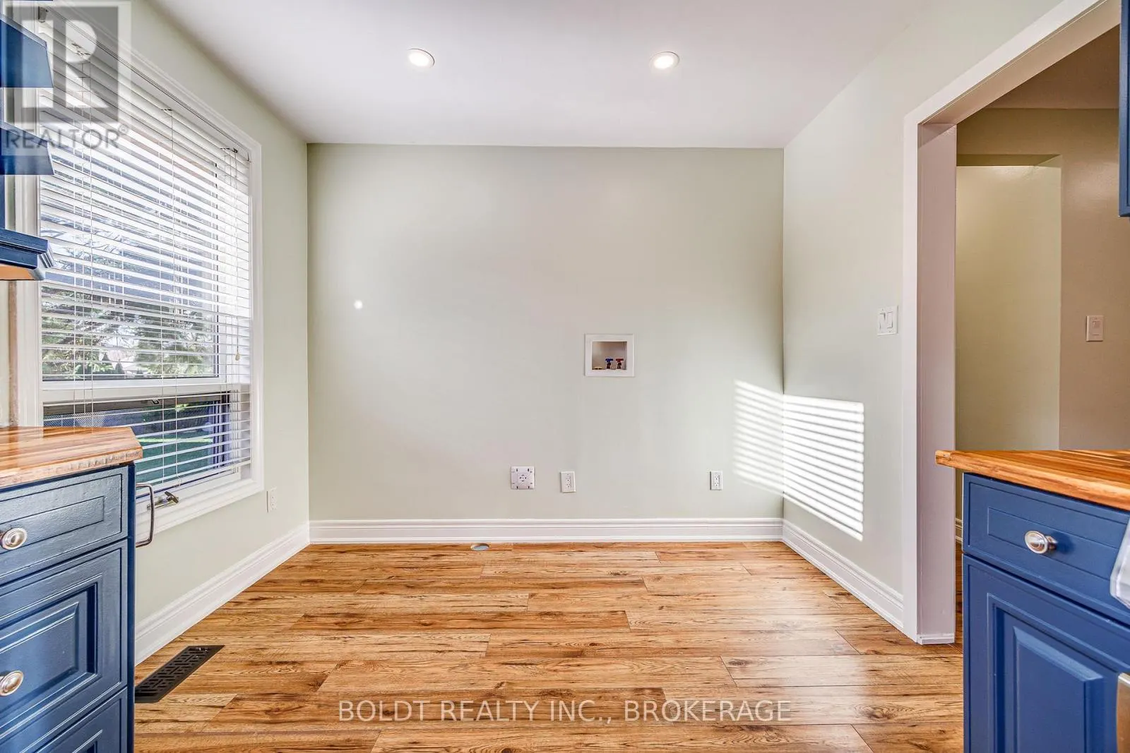 12 BAYSHORE CRESCENT