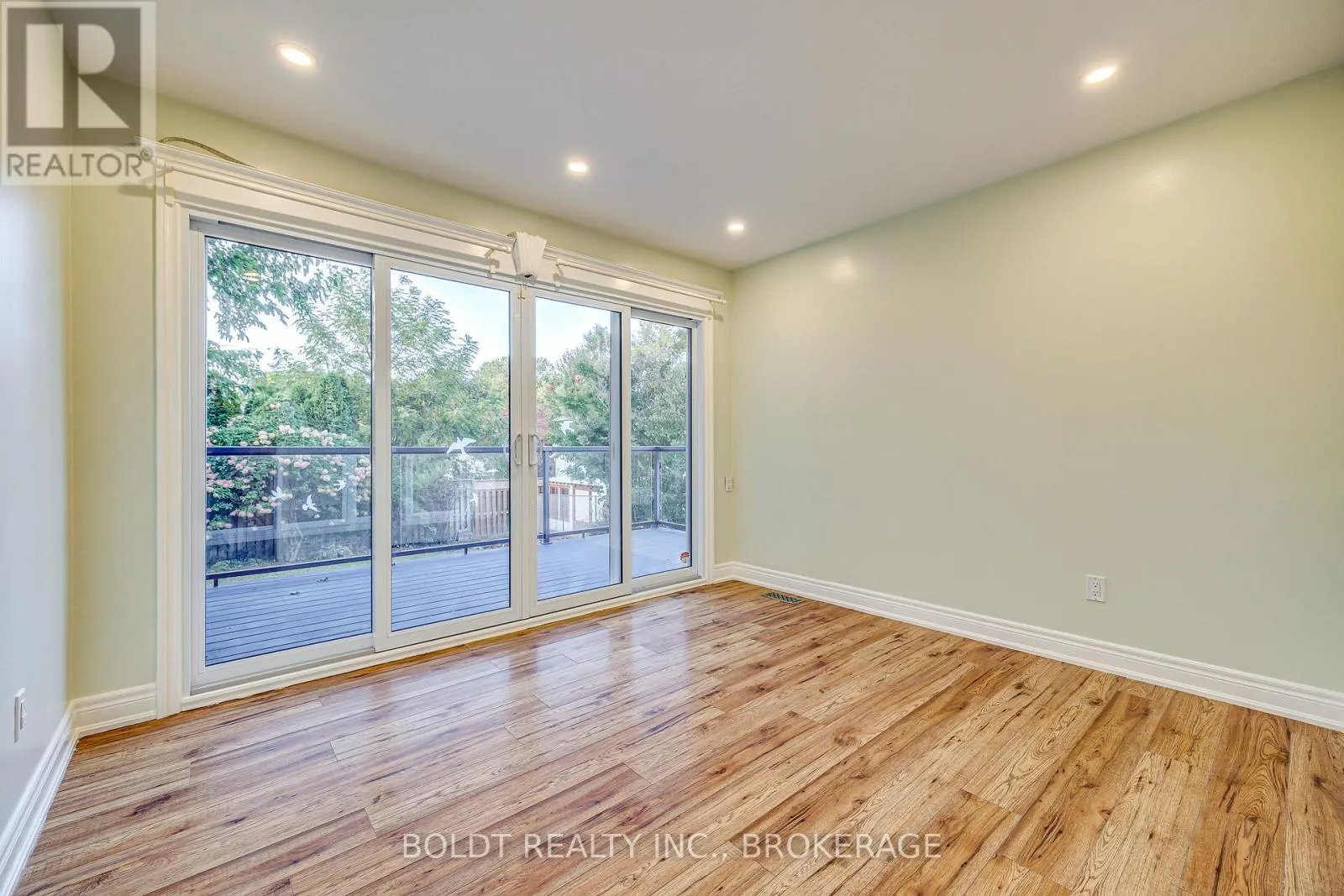12 BAYSHORE CRESCENT