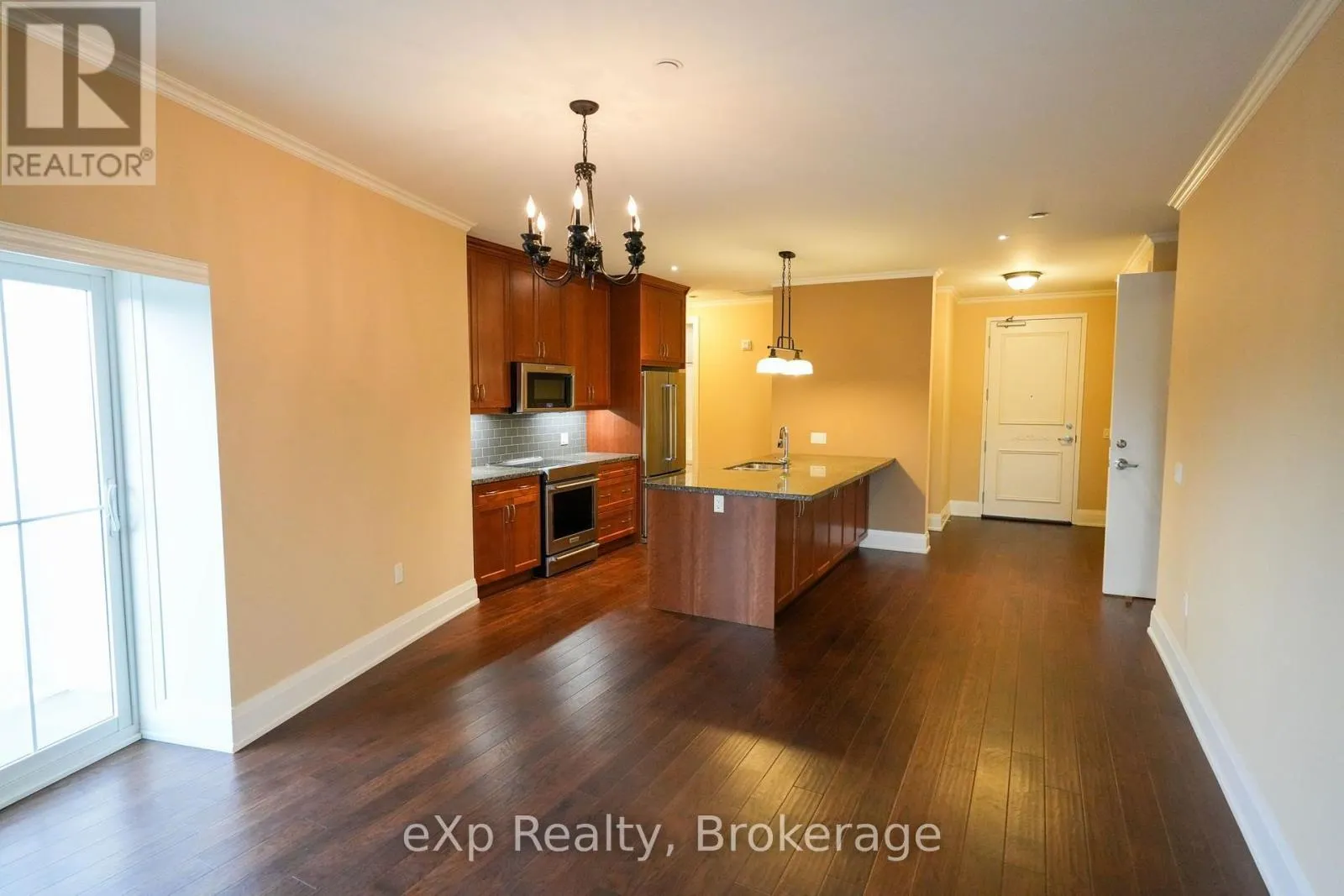 203 - 80 9TH STREET E #203