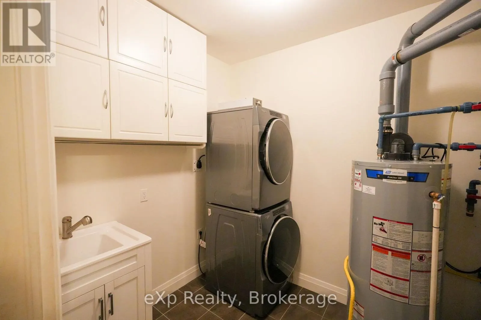 203 - 80 9TH STREET E #203