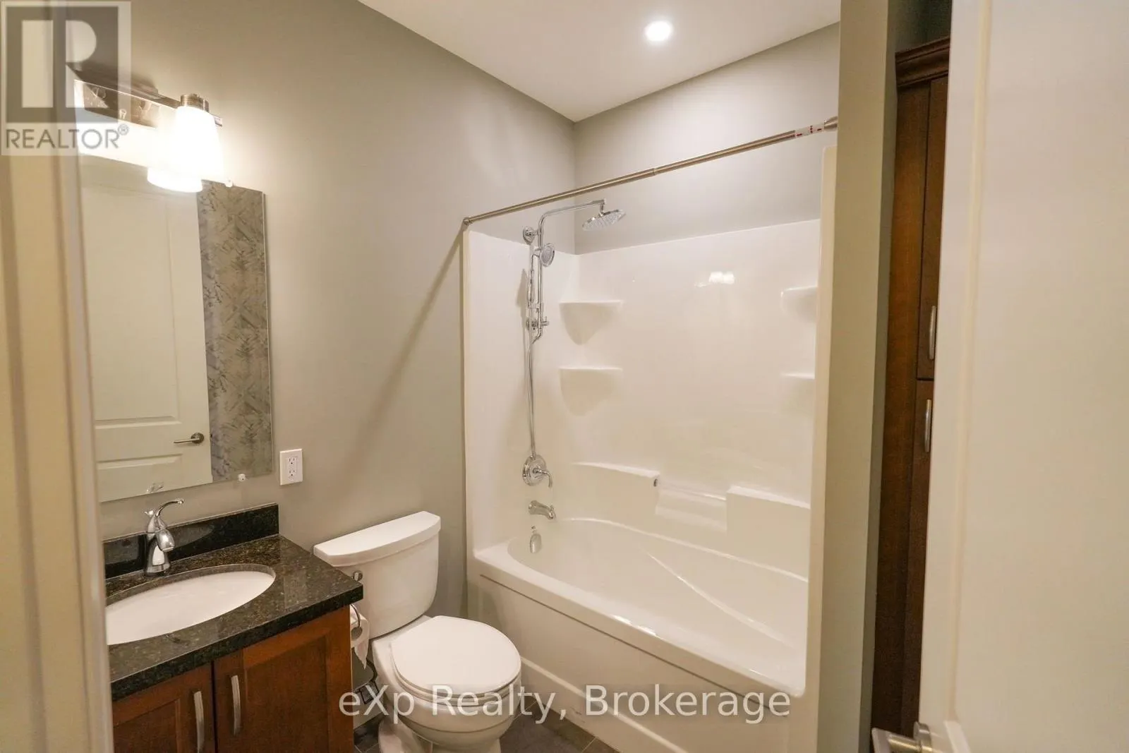 203 - 80 9TH STREET E #203