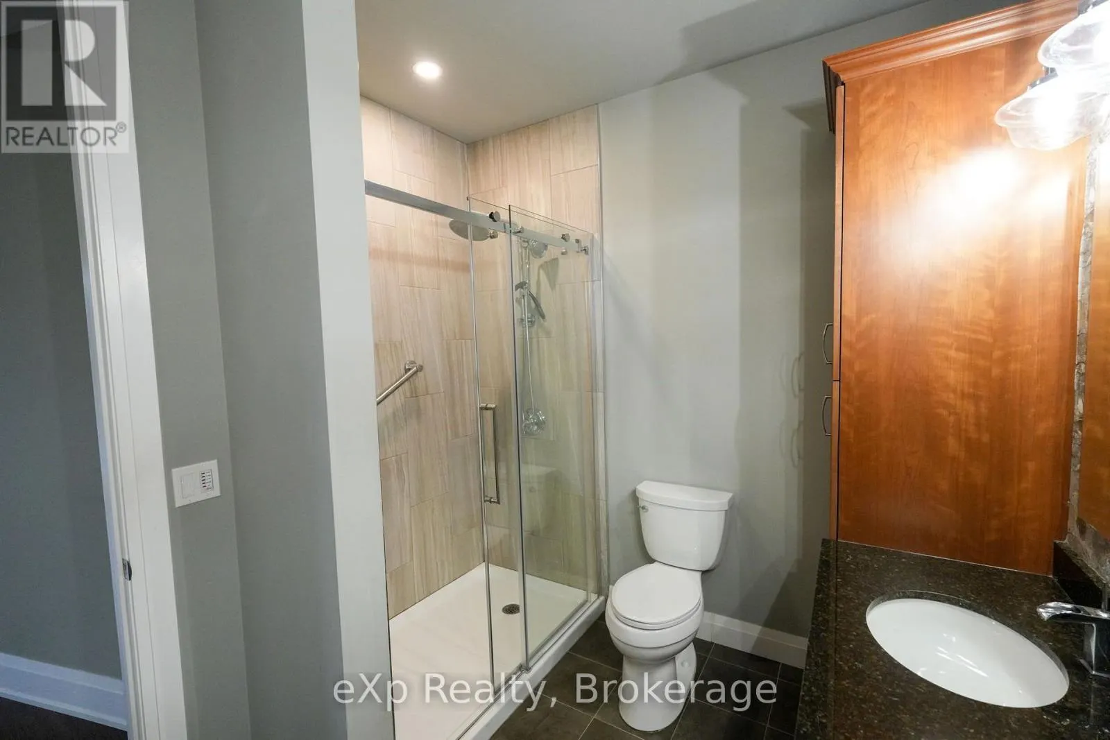 203 - 80 9TH STREET E #203