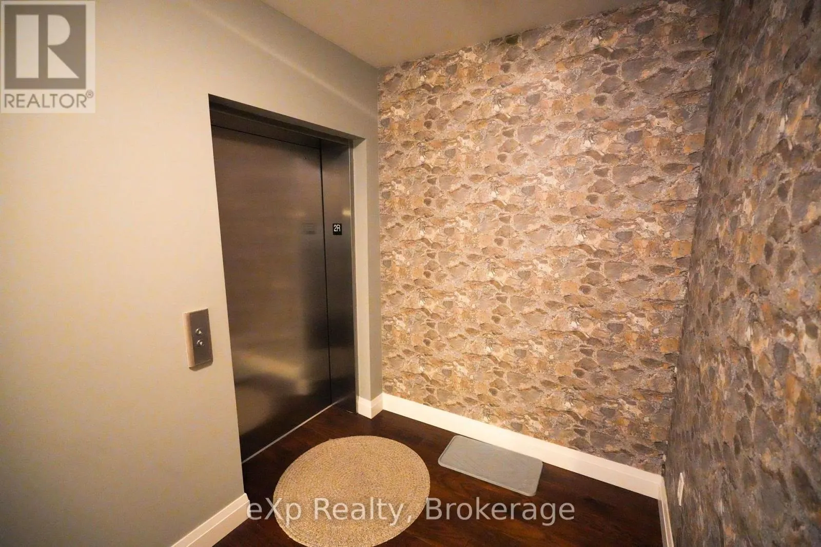 203 - 80 9TH STREET E #203
