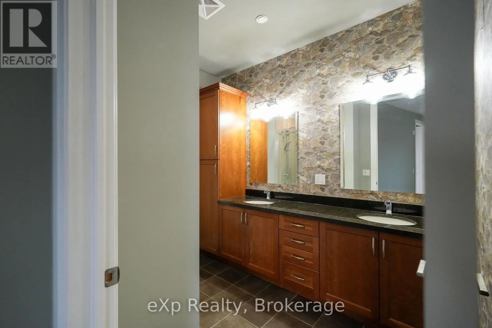 203 - 80 9TH STREET E #203