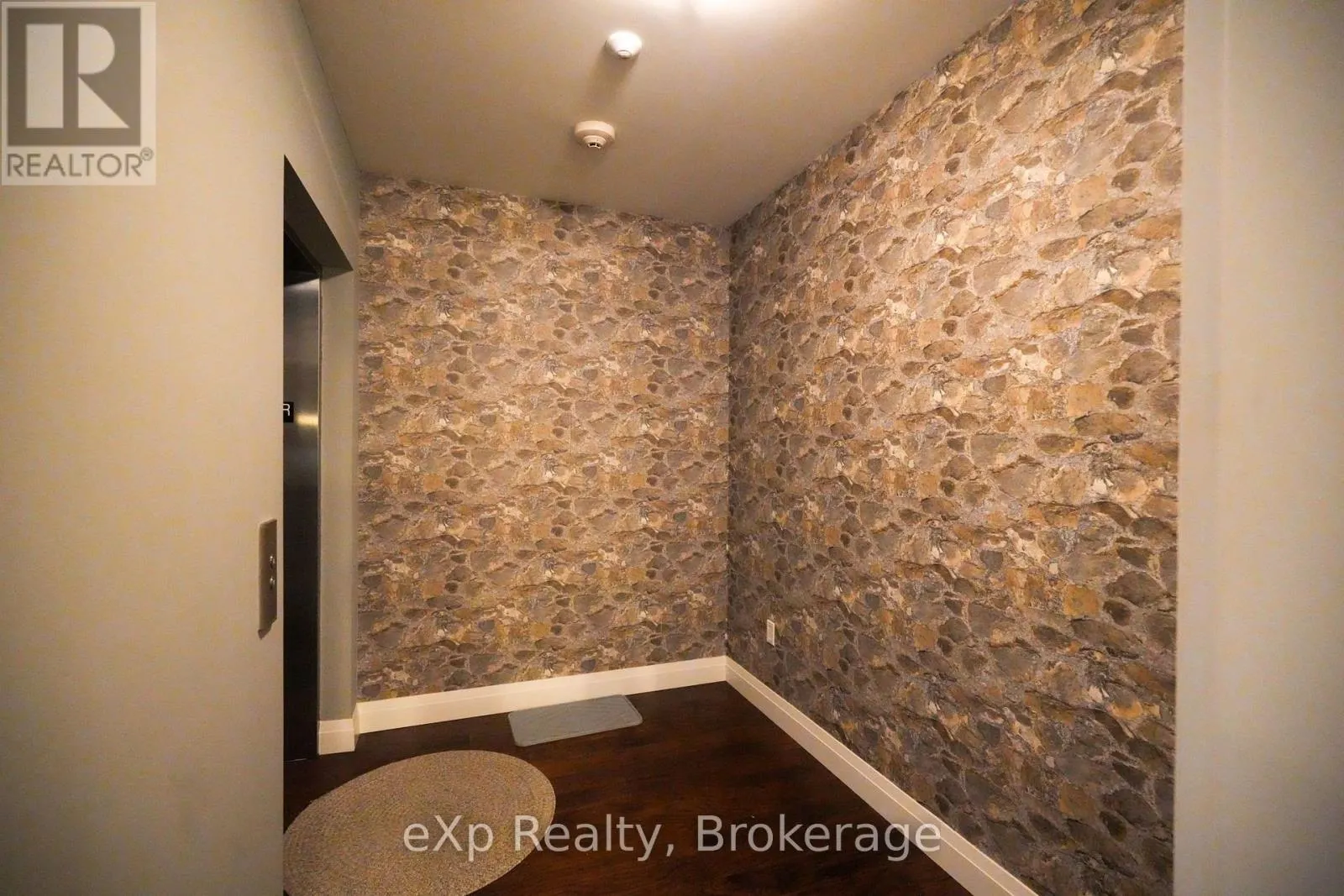 203 - 80 9TH STREET E #203