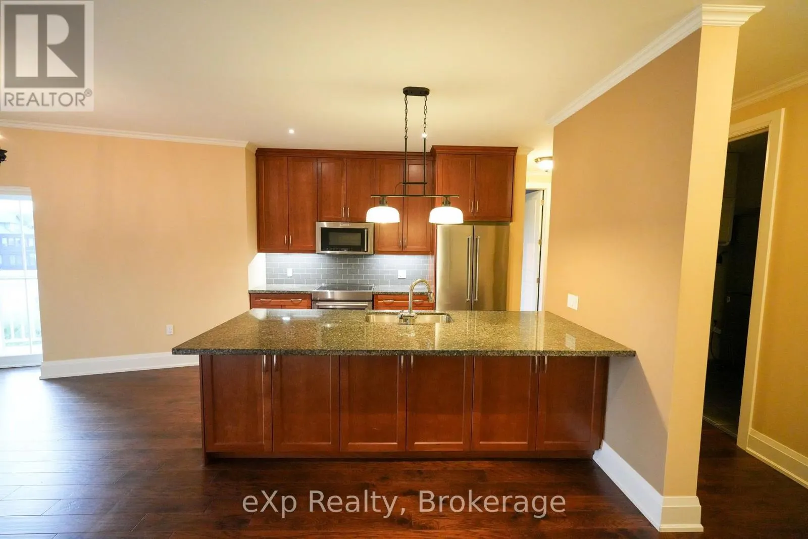 203 - 80 9TH STREET E #203
