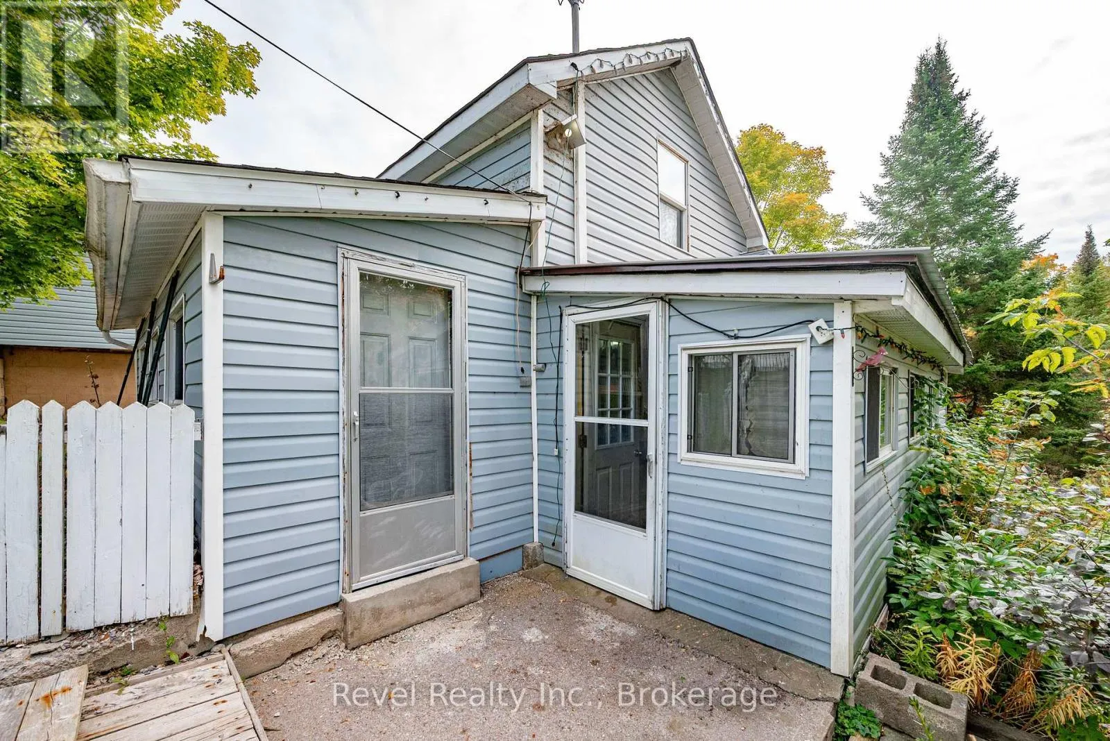 14 RICHMOND STREET E