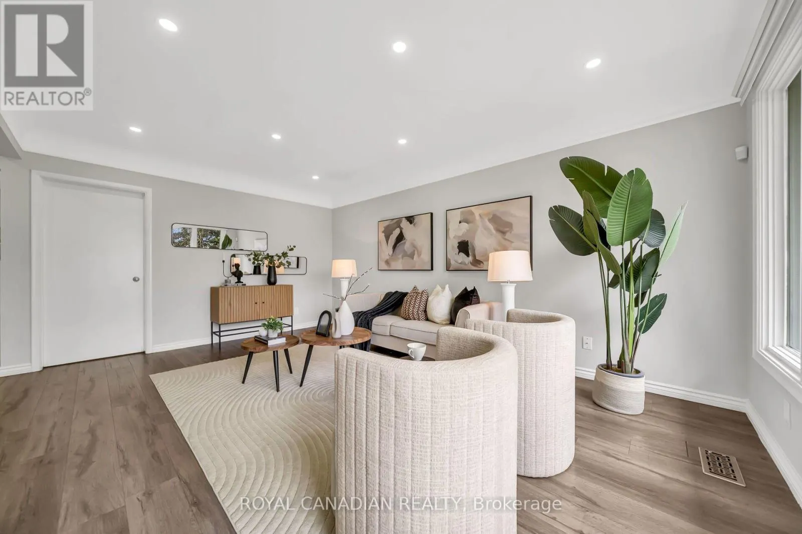 284 CEDAR CRESCENT