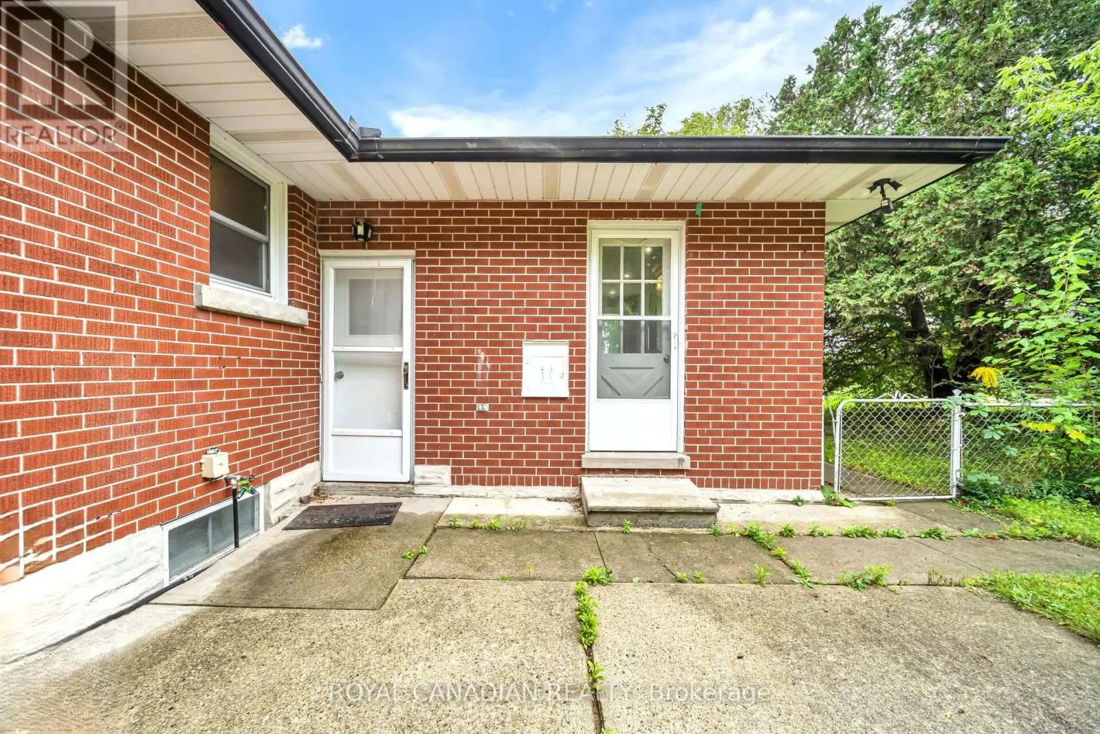 284 CEDAR CRESCENT