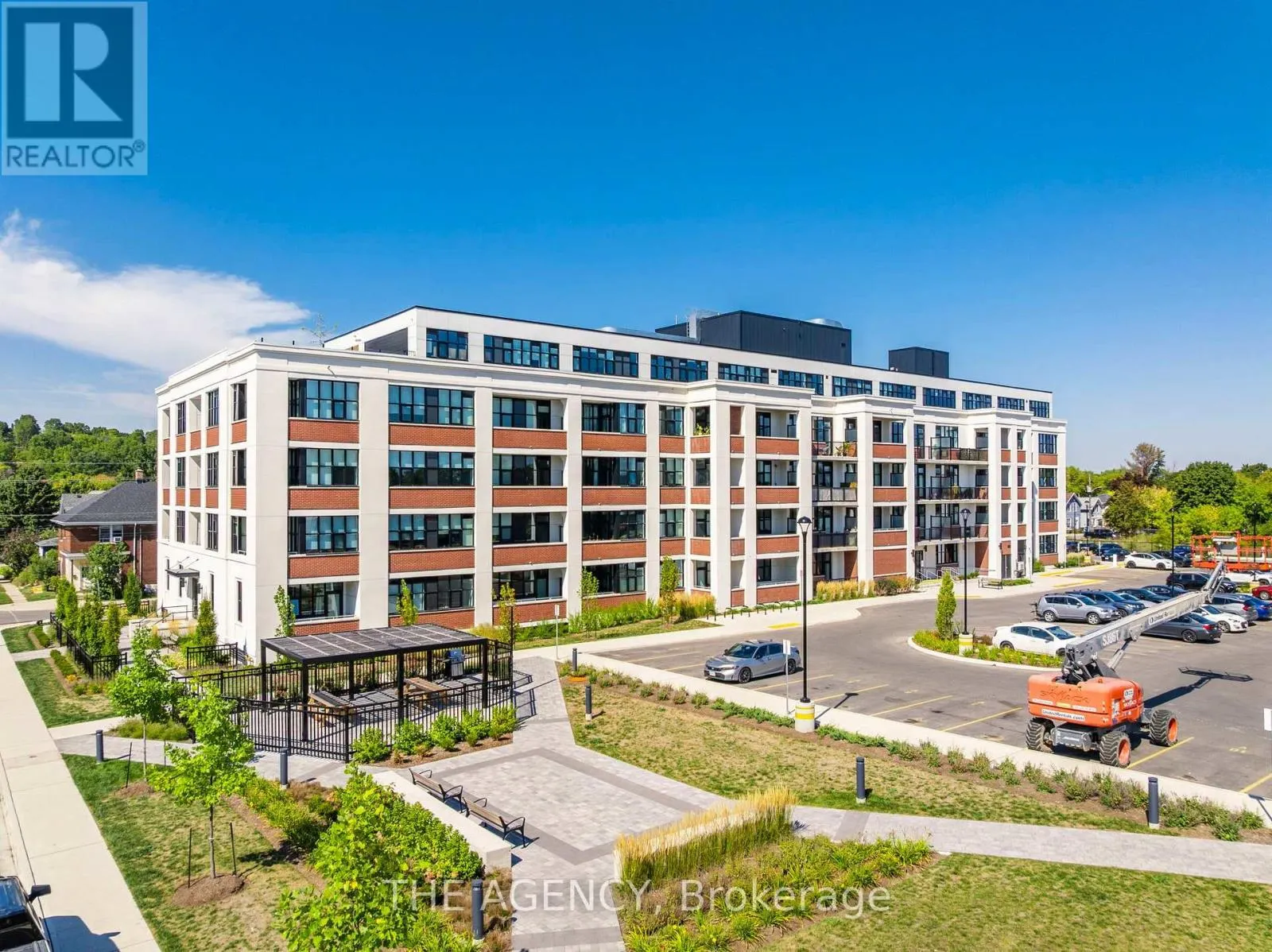 320 - 120 HURON STREET
