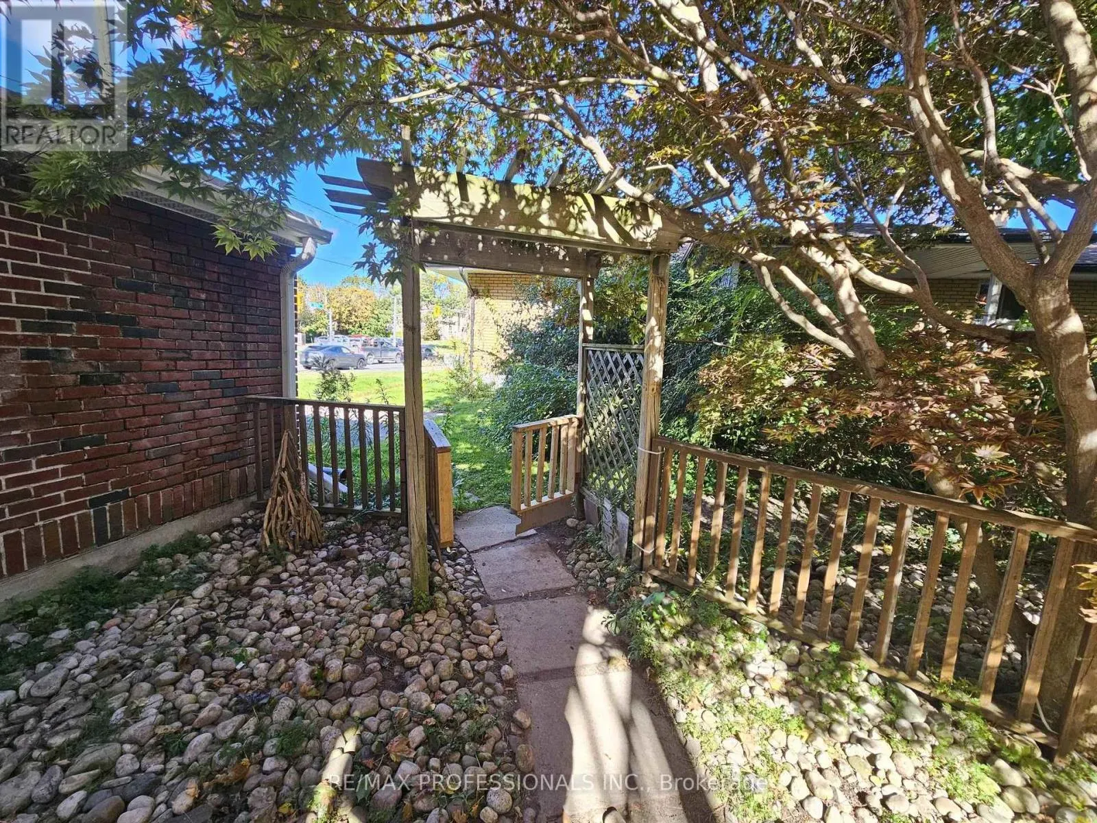 A-UPPER - 119 ERB STREET E