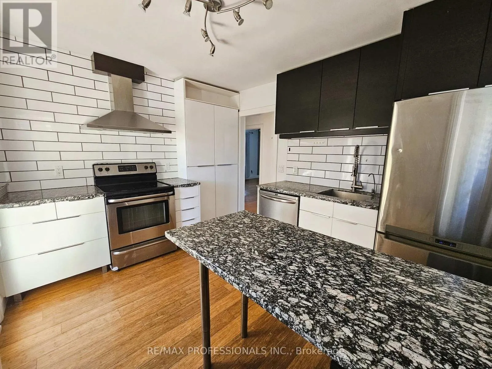 A-UPPER - 119 ERB STREET E