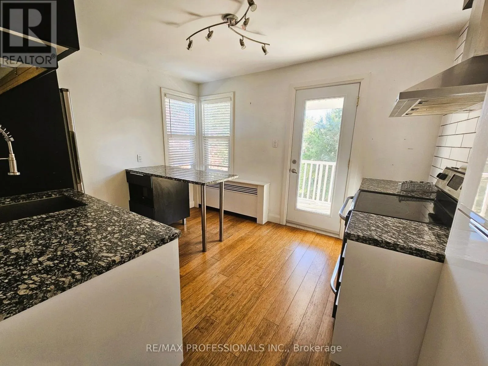 A-UPPER - 119 ERB STREET E