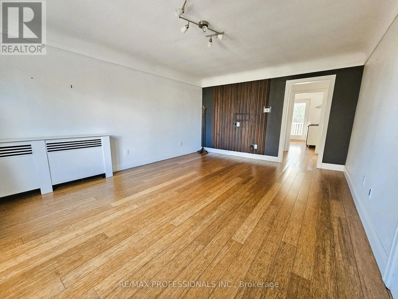 A-UPPER - 119 ERB STREET E