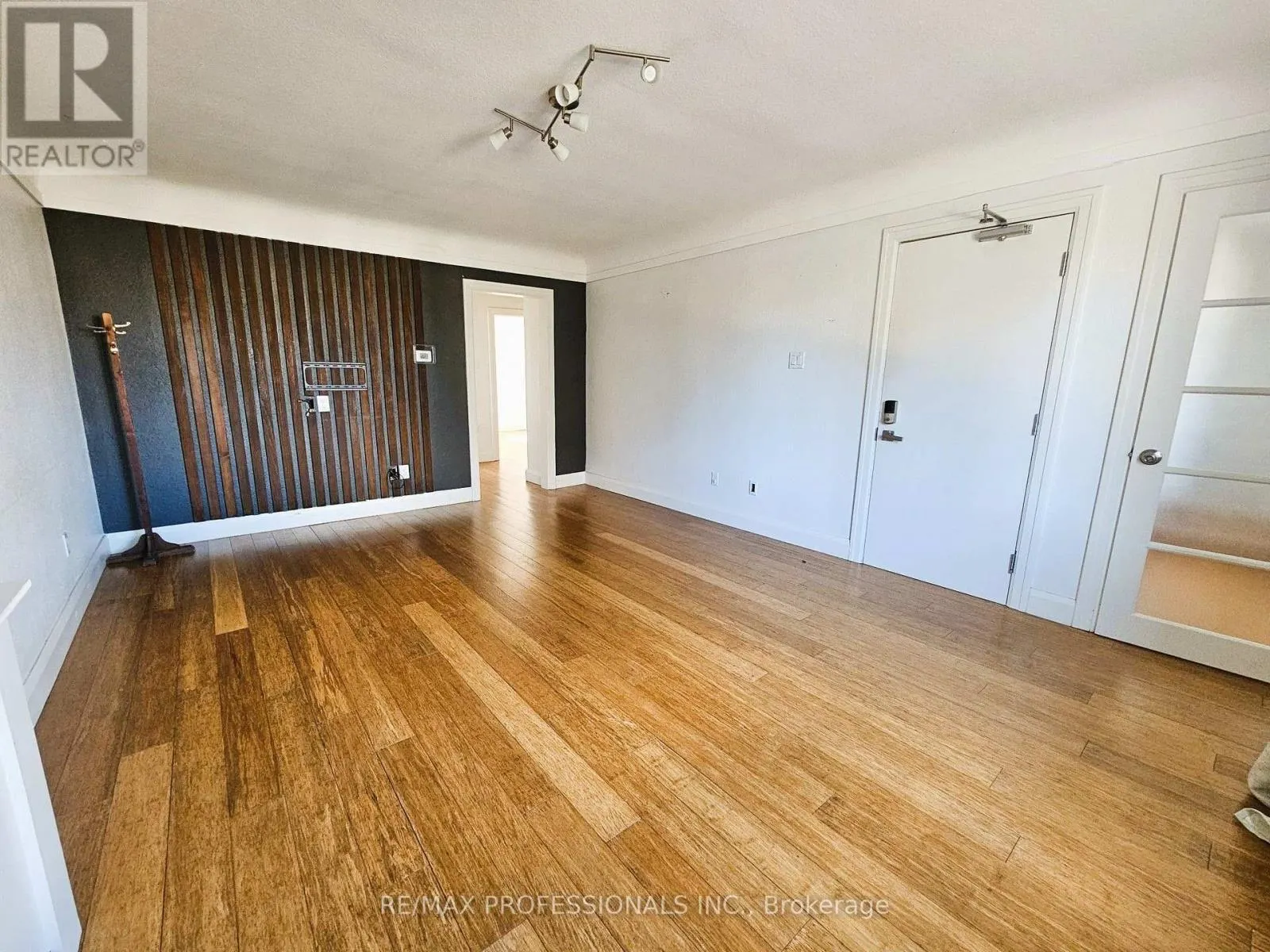 A-UPPER - 119 ERB STREET E