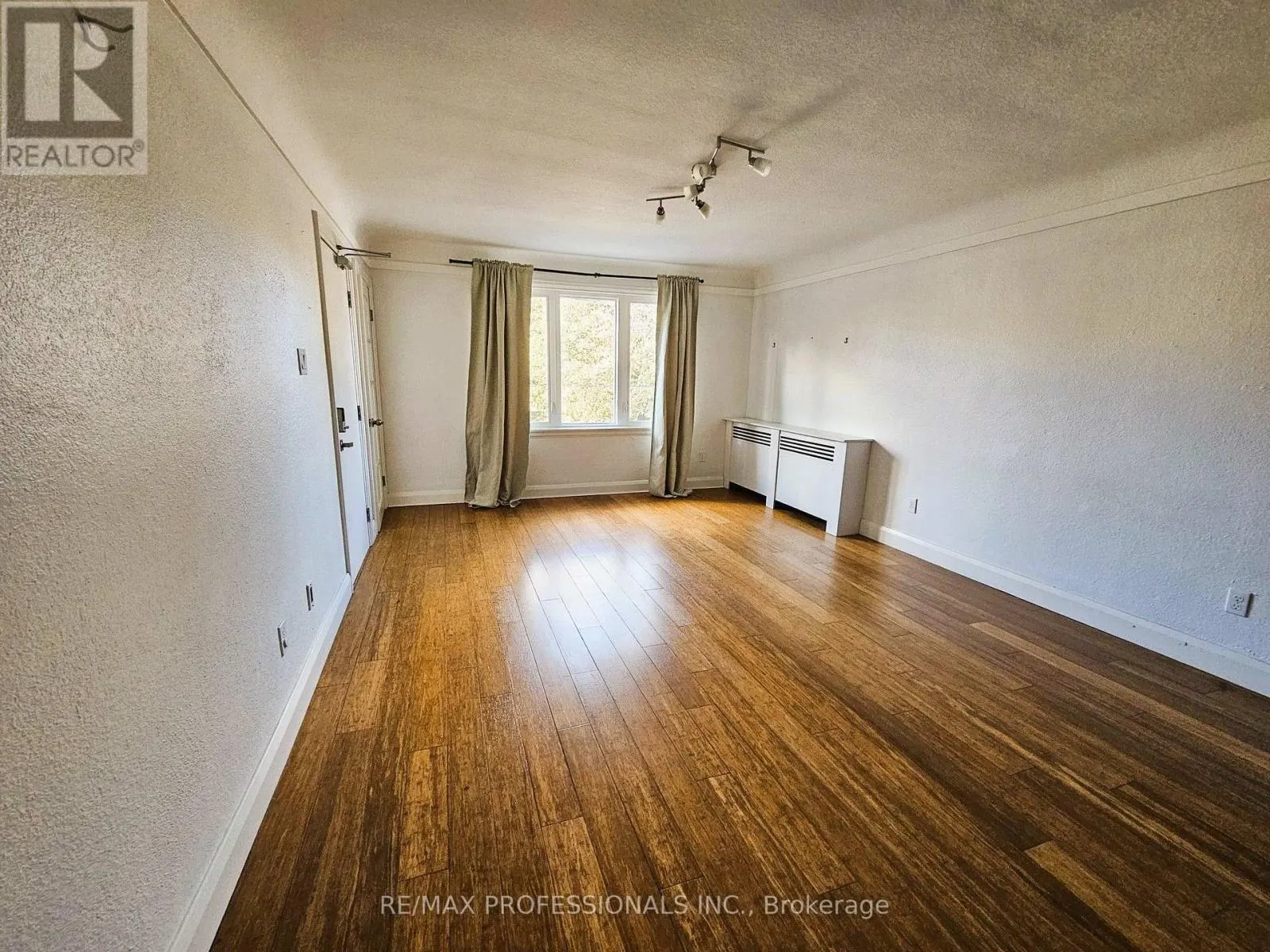 A-UPPER - 119 ERB STREET E