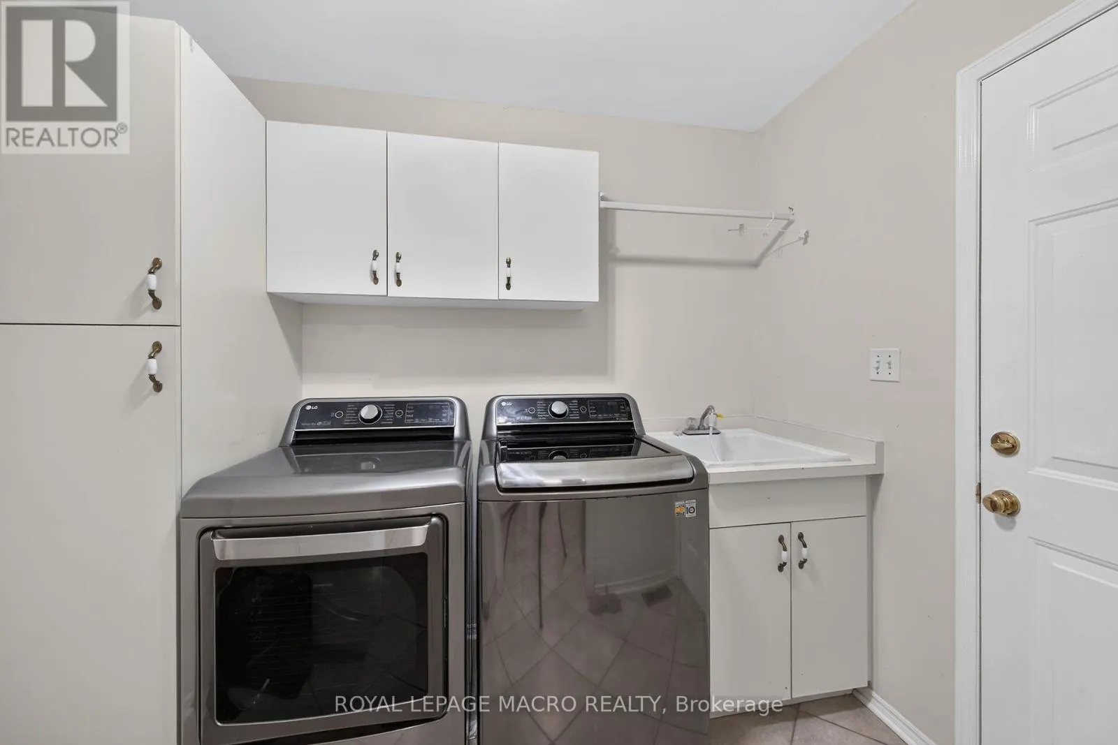 4 - 4108 LOGANBERRY COURT