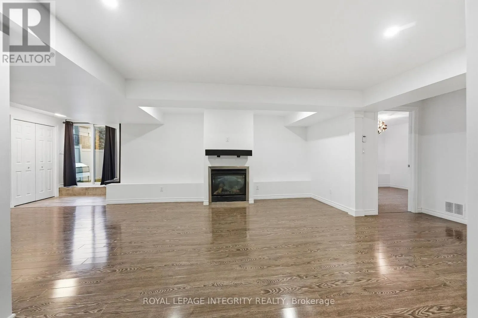 443 LANDSWOOD WAY