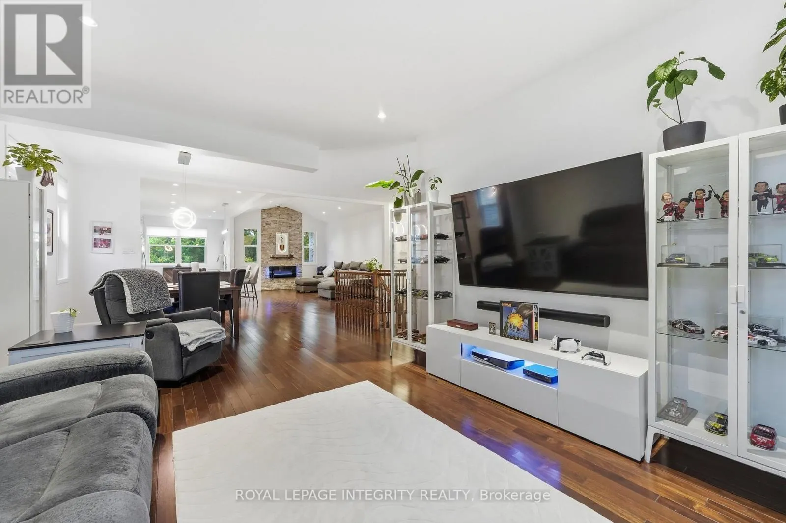443 LANDSWOOD WAY