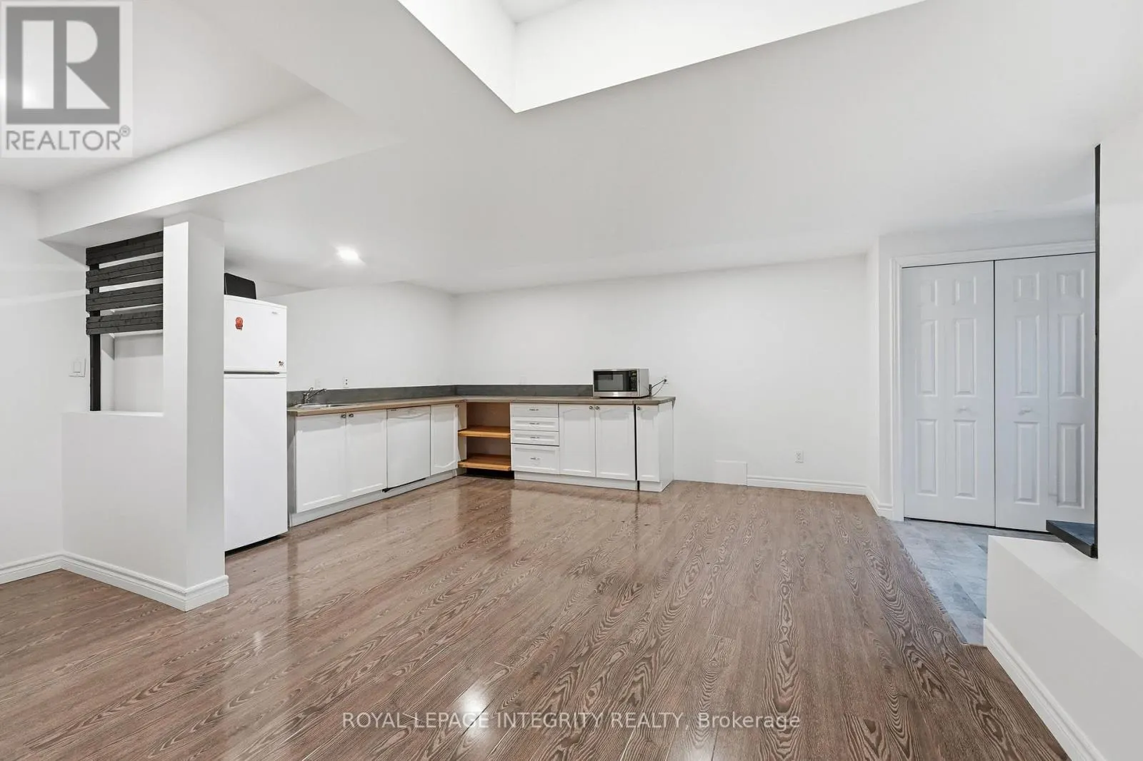 443 LANDSWOOD WAY