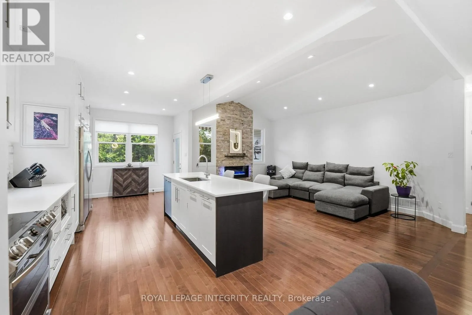 443 LANDSWOOD WAY
