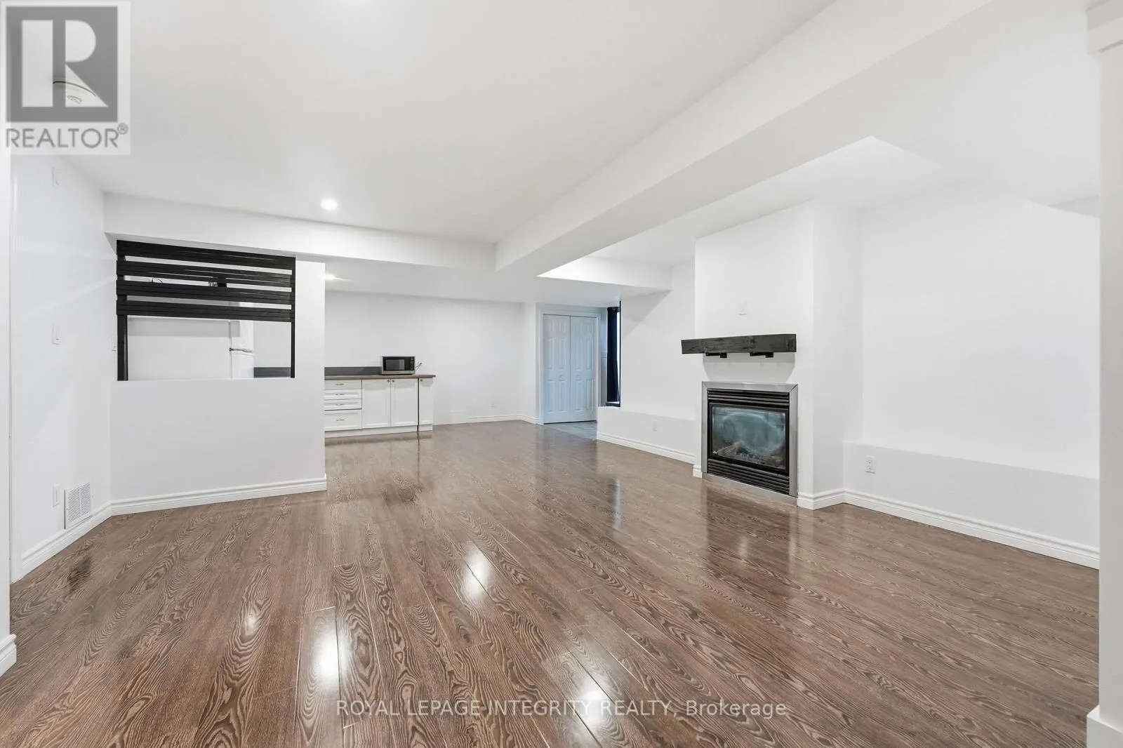 443 LANDSWOOD WAY