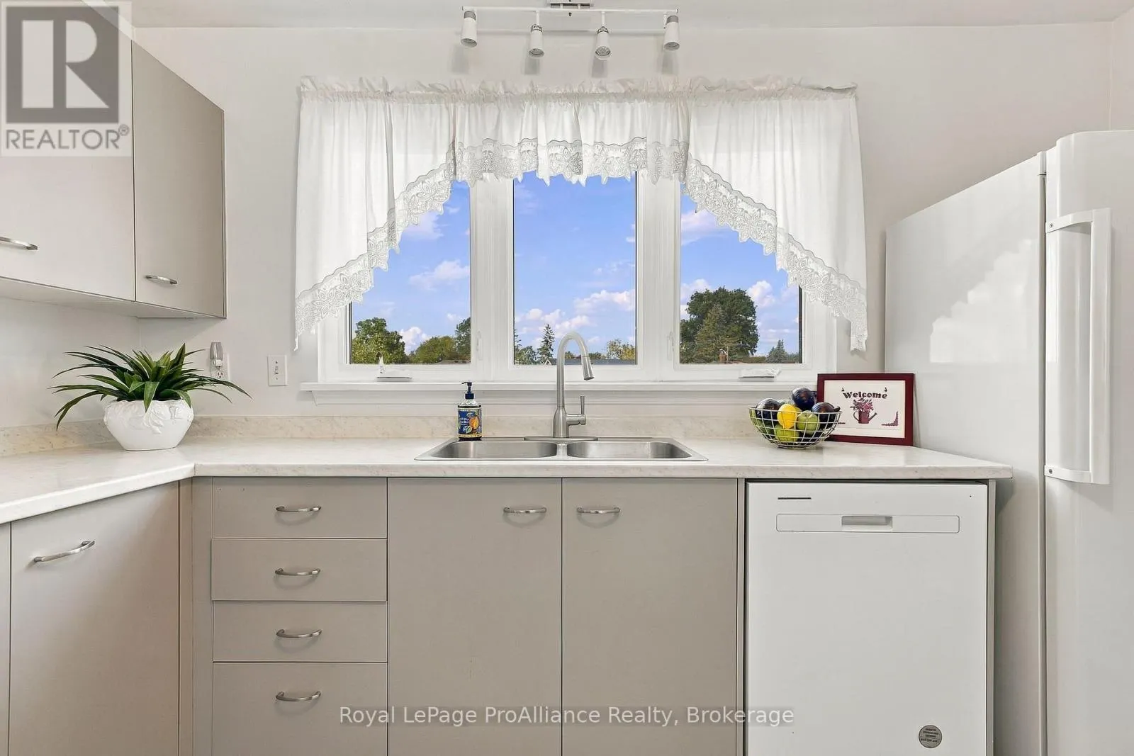 10 - 179 HERCHIMER AVENUE #10