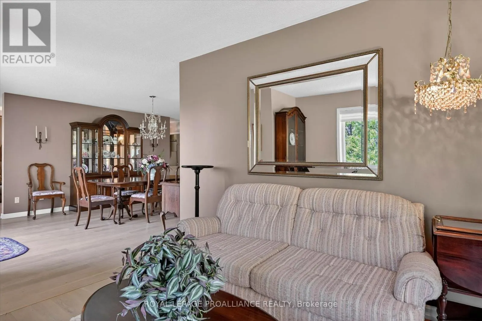 312A - 1099 CLONSILLA AVENUE