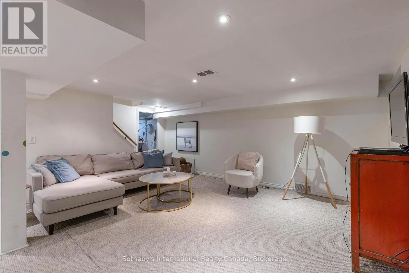 27 ARCADE CRESCENT