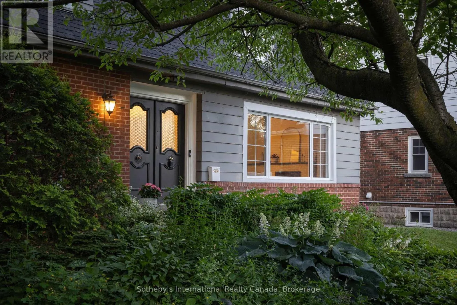27 ARCADE CRESCENT
