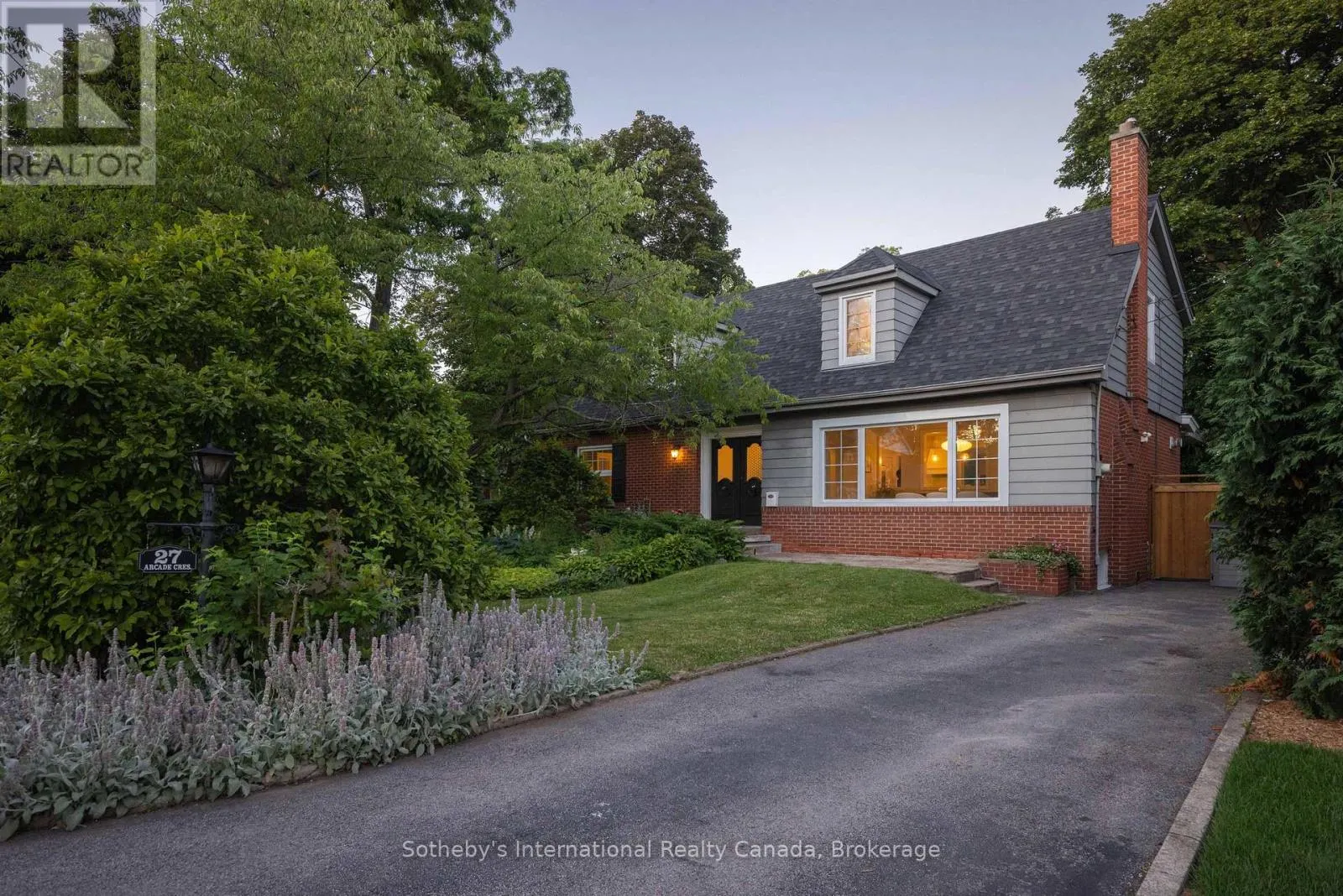 27 ARCADE CRESCENT