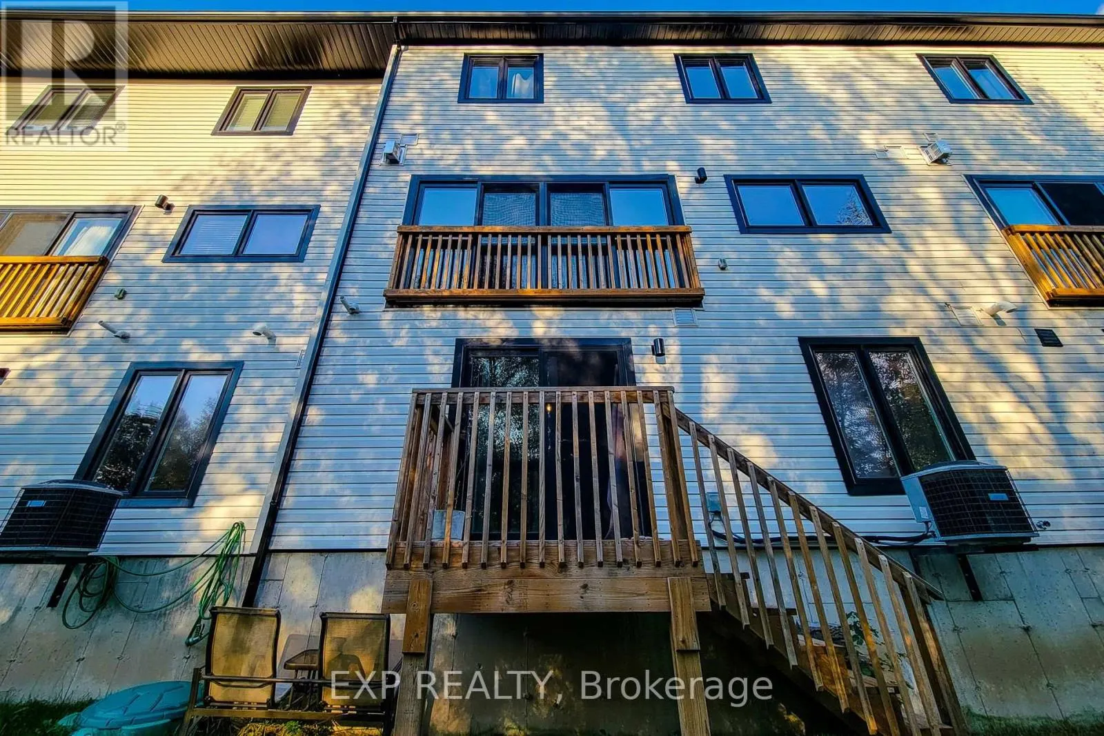 18 TRAILSIDE DRIVE