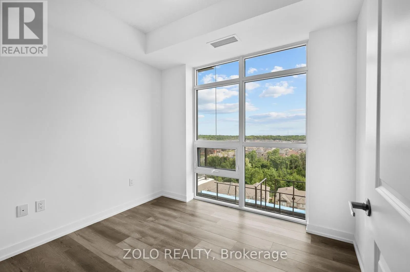 1011 - 470 DUNDAS STREET E