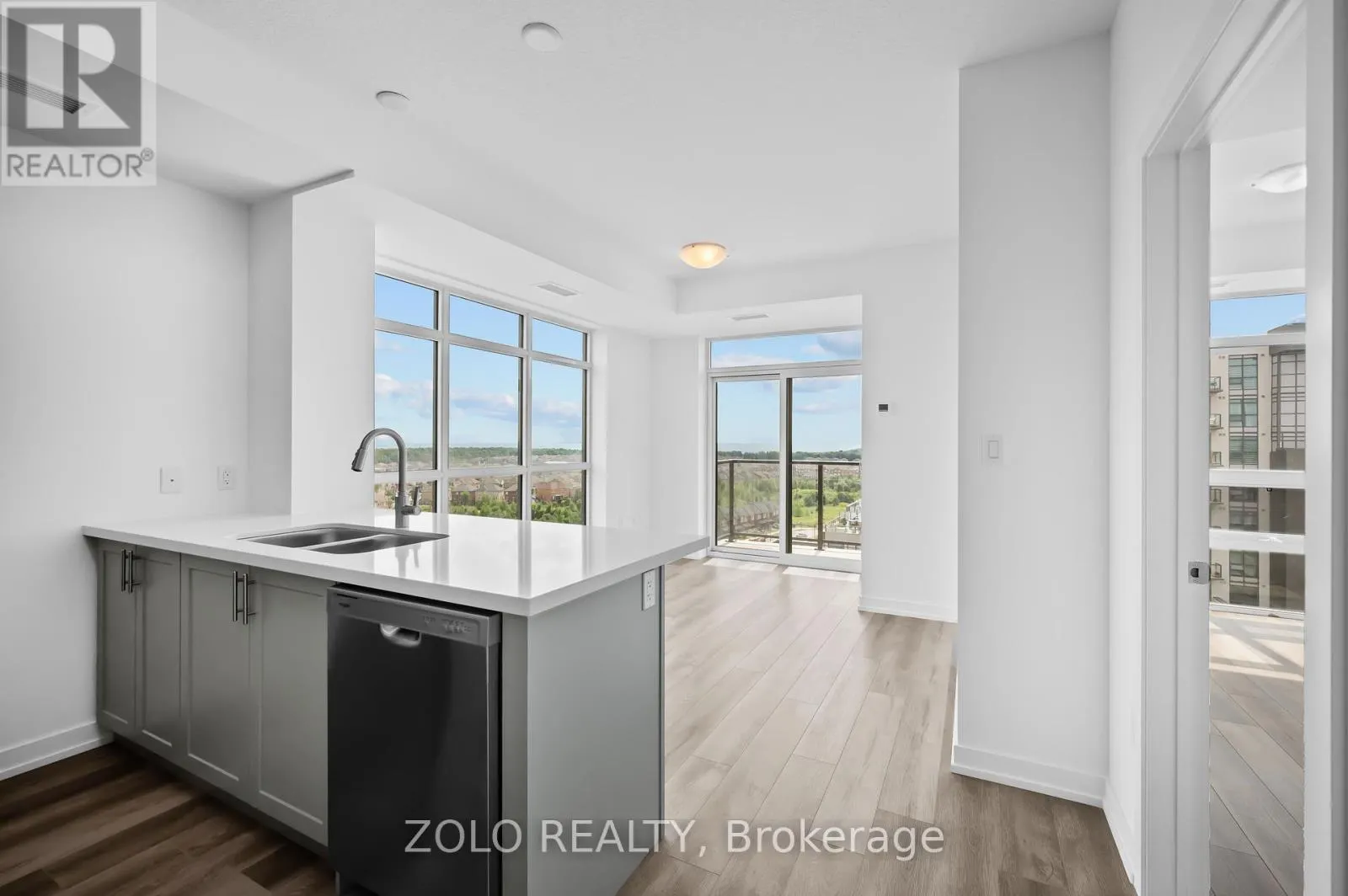 1011 - 470 DUNDAS STREET E