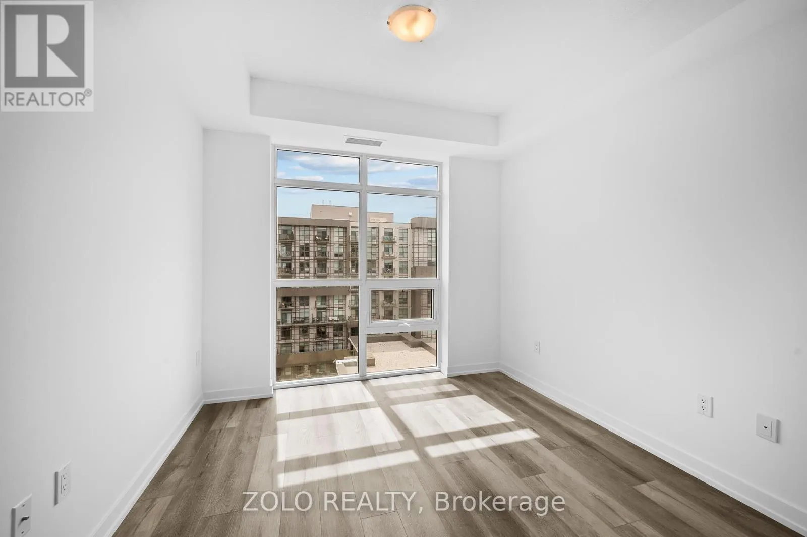 1011 - 470 DUNDAS STREET E