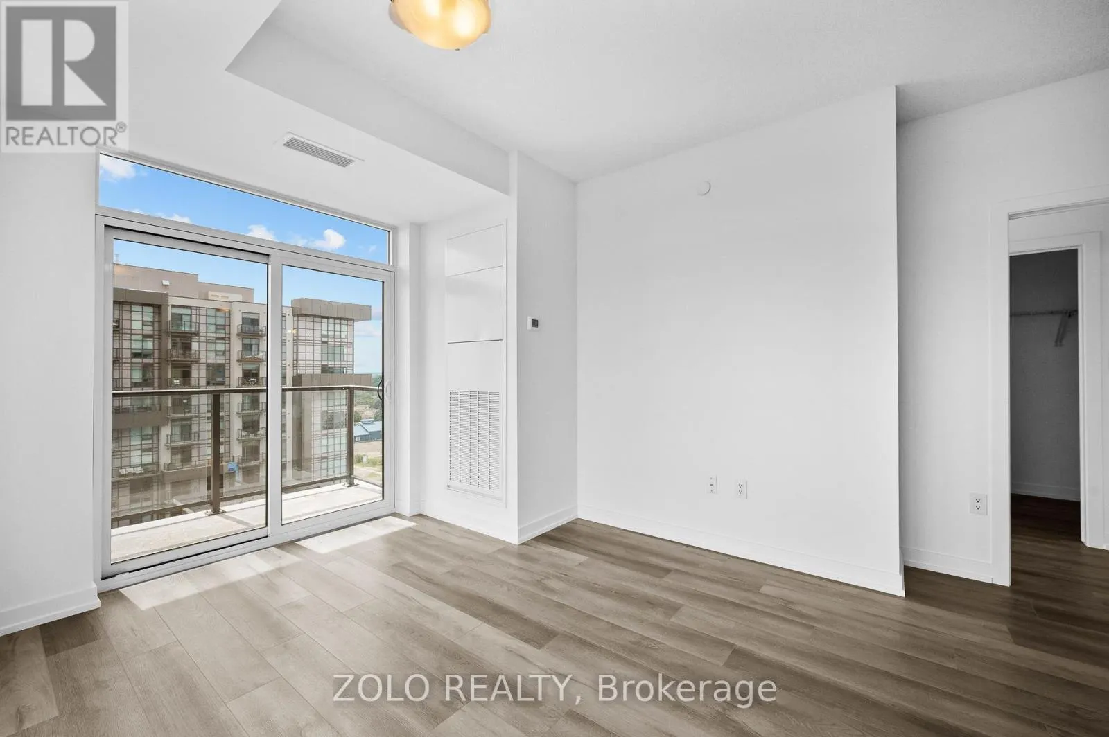 1011 - 470 DUNDAS STREET E