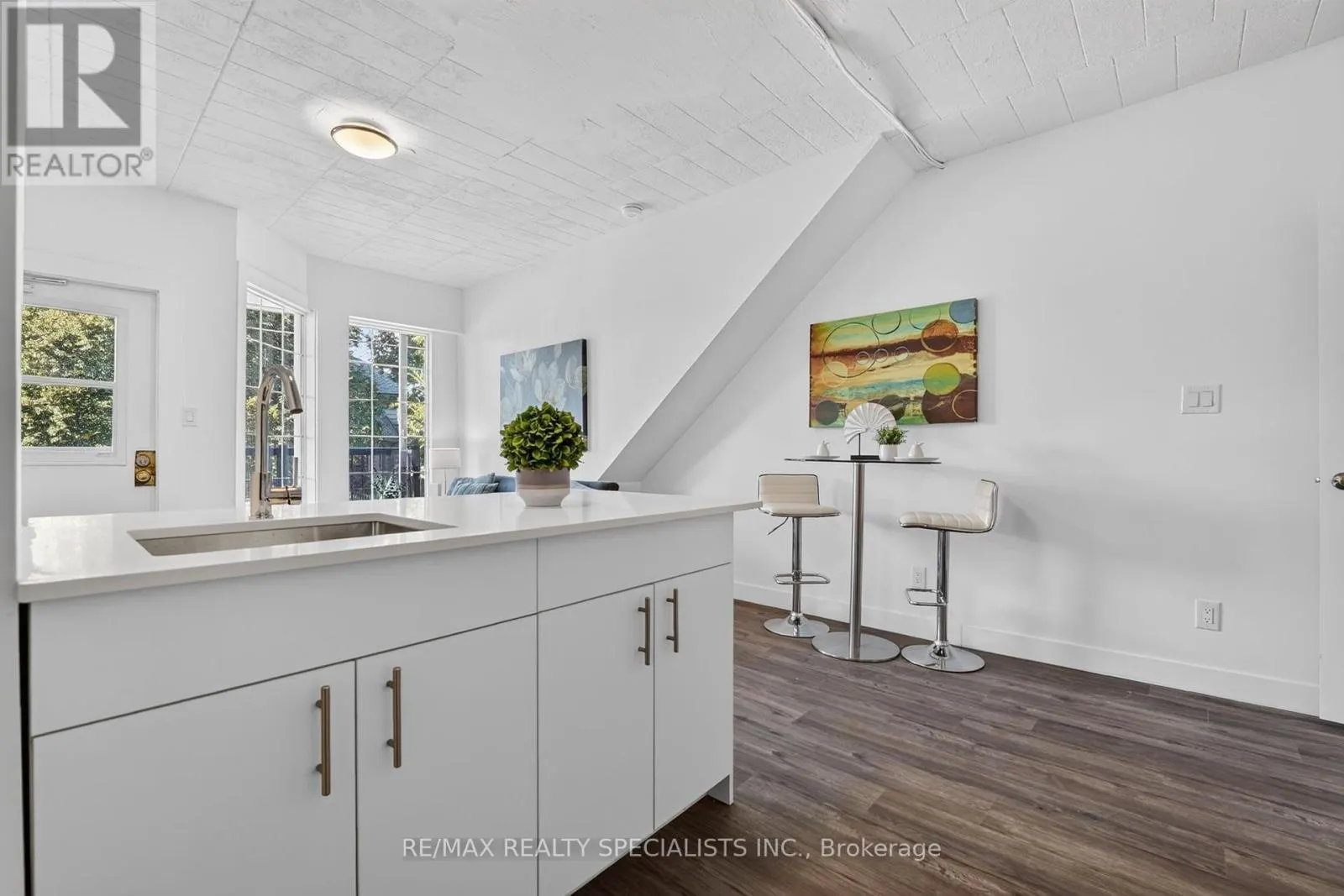 11 - 44 QUEENSTON STREET