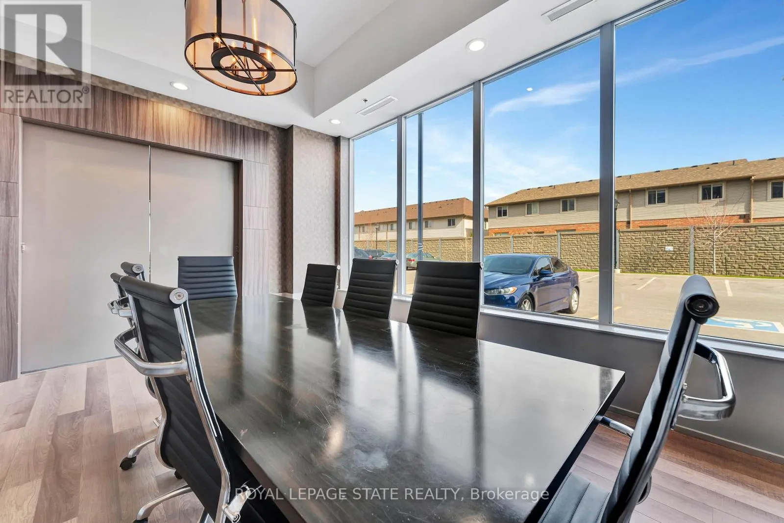 708 - 550 NORTH SERVICE ROAD