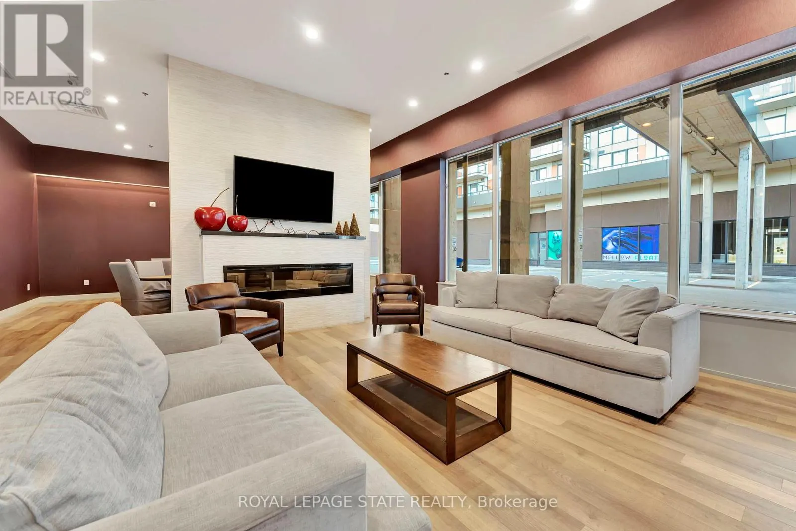 708 - 550 NORTH SERVICE ROAD