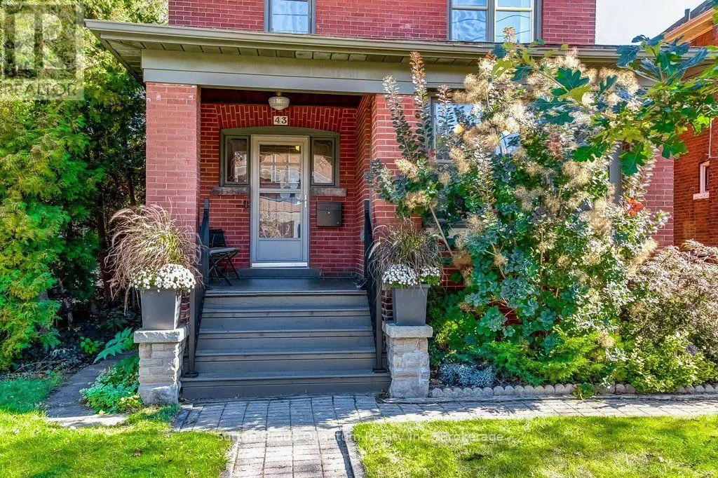 43 ROSSLYN AVENUE S