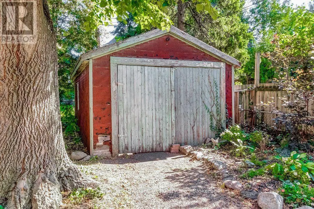 43 ROSSLYN AVENUE S