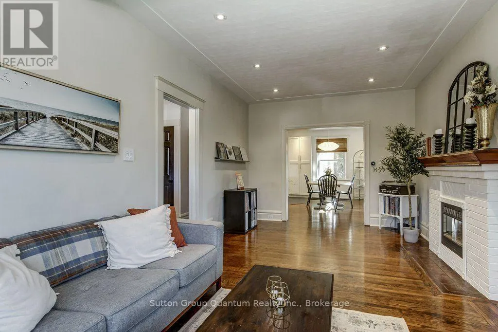 43 ROSSLYN AVENUE S