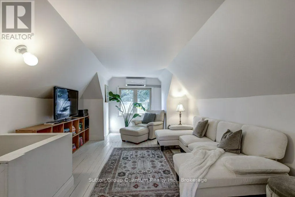 43 ROSSLYN AVENUE S